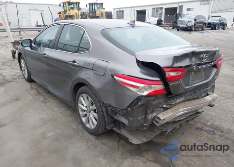 2019 Toyota Camry Le z USA, uszkodzony, nr VIN 4T1B11HKXKU748537